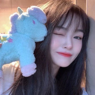 坐在酒吧里吃蛋糕